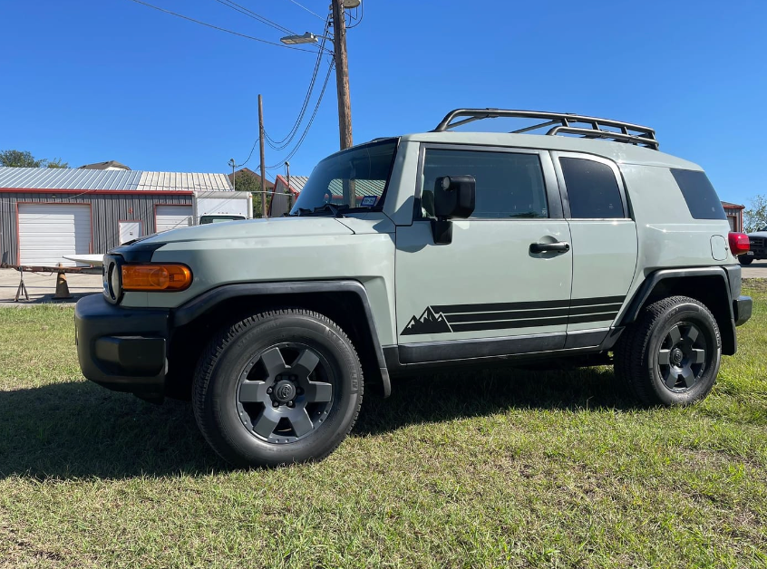 FJ Cruiser decal - Mountain silhouette with retro stripes